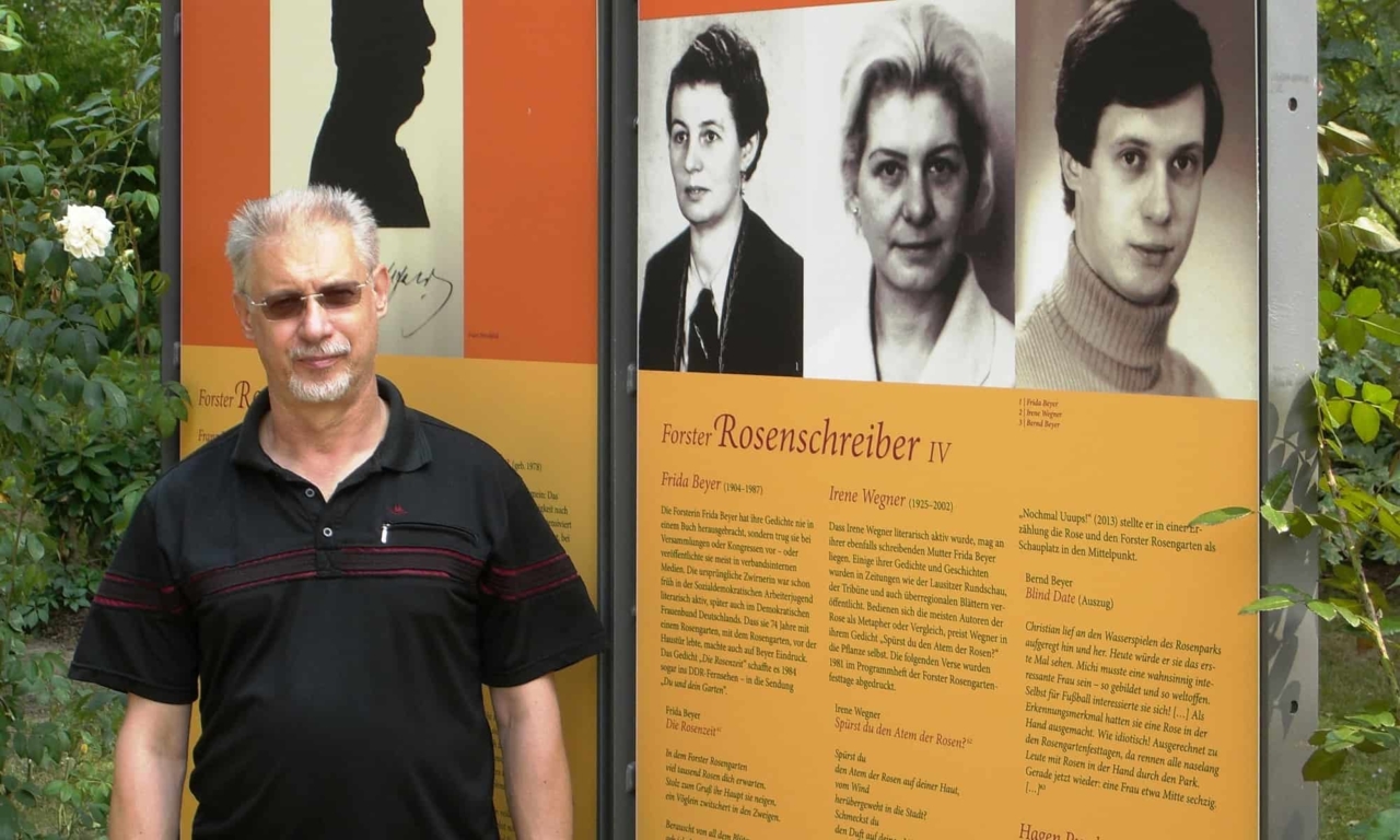 Bernd Beyer vor Infotafel mit Ahnen